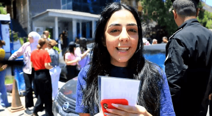 إحدى طالبات التوجيهي