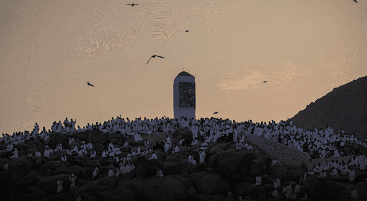 حجاج بيت الله الحرام يقفون على صعيد عرفات