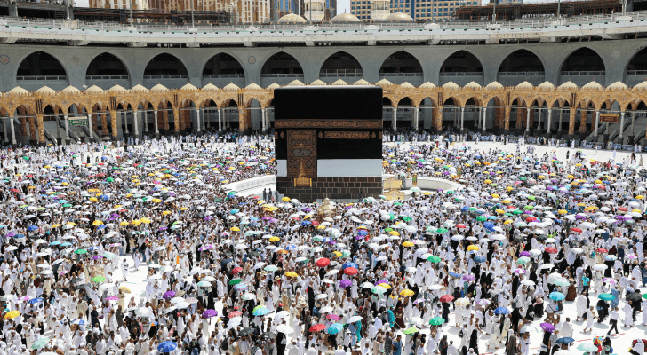 حجاج بيت الله الحرام يؤدون طواف الإفاضة