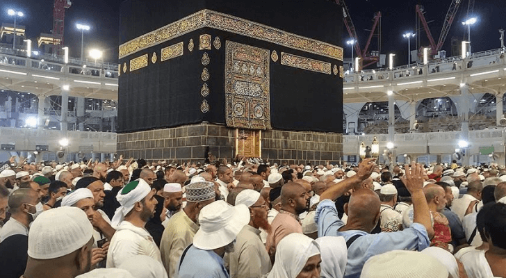 حجاج يطوفون حول الكعبة المشرفة