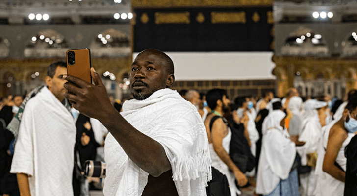 حاج يأخذ صورة سيلفي بالقرب من الكعبة المشرفة