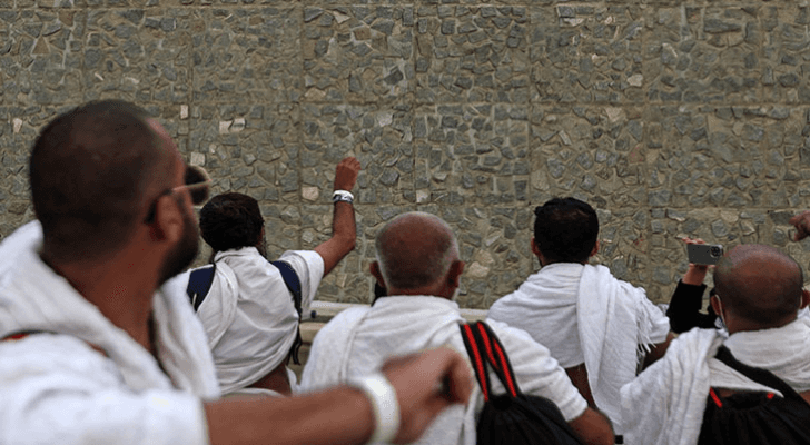 حجاج يؤدون رمي الجمرات