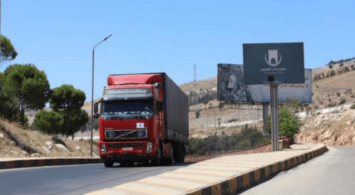 شاحنة تحمل مساعدات إنسانية عبر معبر "باب الهوى"