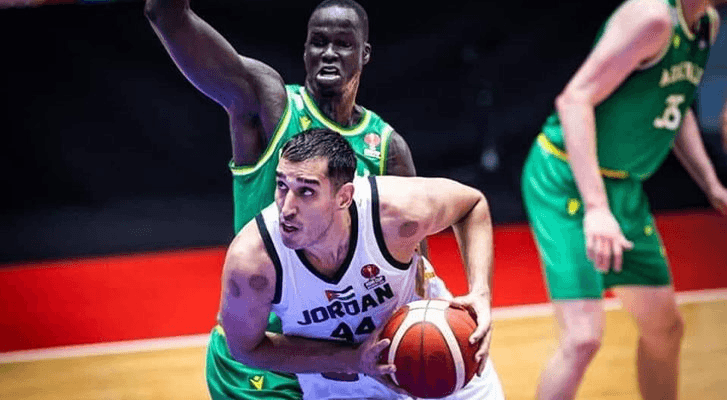 لاعب المنتخب الوطني لكرة السلة في أثناء هجومه على سلة الخصم