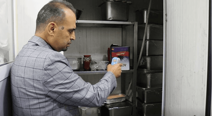 جانب من عملية الرقابة على المطاعم في الزرقاء