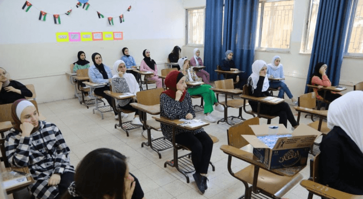 طالبات توجيهي أثناء تأدية الامتحانات