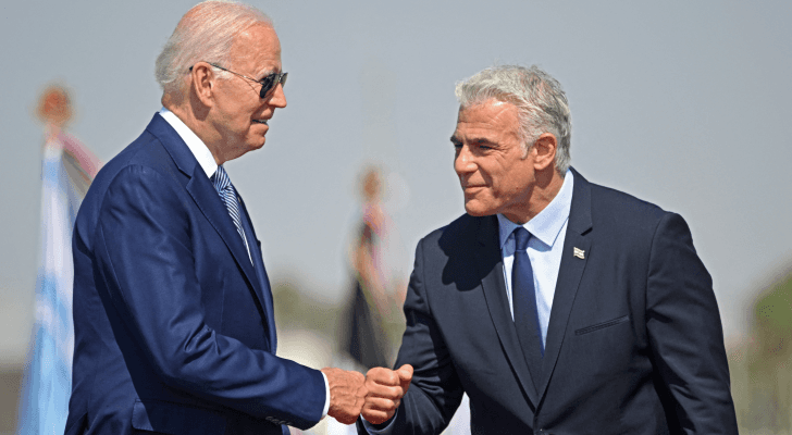 رئيس وزراء الاحتلال الإسرائيلي المؤقت يائير لابيد في استقبال الرئيس الأمريكي جو بايدن