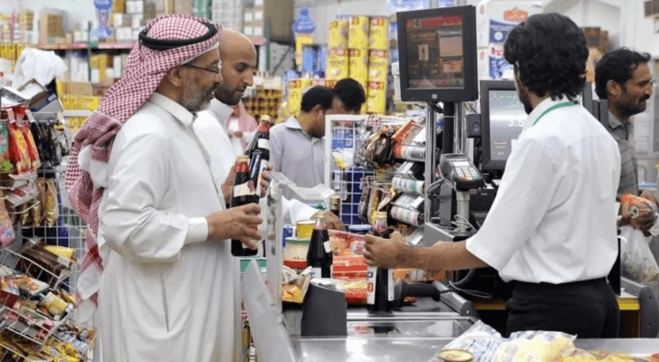 مواطنون سعوديون يبتاعون في أحد مراكز التسوق