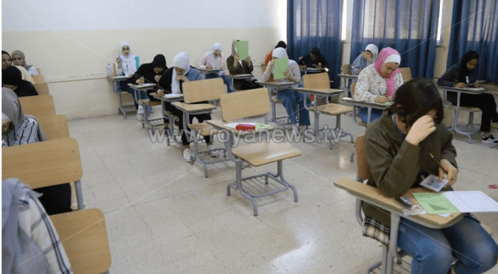 صورة ارشيفية لطالبات التوجيهي داخل قاعد الامتحان