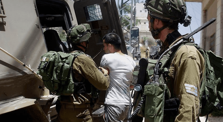 صورة أرشيفية لقوات الاحتلال أثناء اعتقال فلسطيني