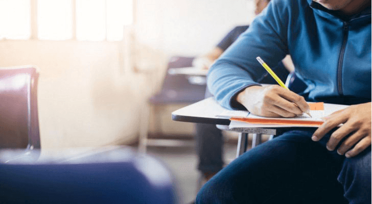 طالب متقدم لامتحان