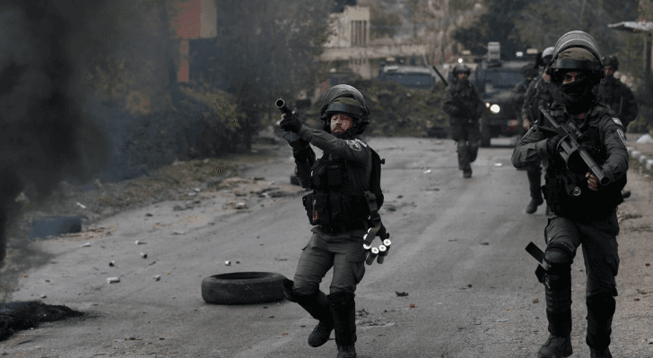 صورة أرشيفية لقوات الاحتلال في مواجهات مع فلسطينيين