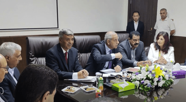 في اجتماع وزير الإدارة المحلية توفيق كريشان برئيس بلدية مأدبا عارف الرواجيح