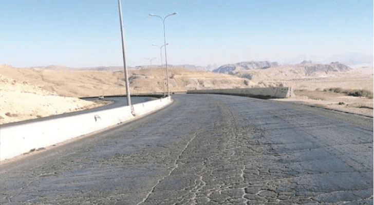 طريق بحاجة لإعادة صيانة