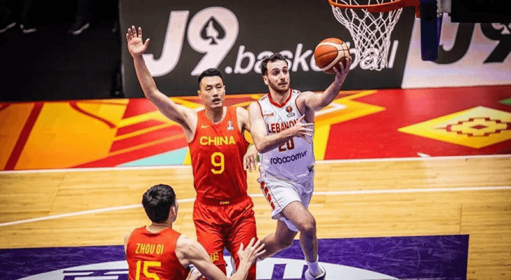 المنتخب اللبناني في مباراته مع نظريه الصيني