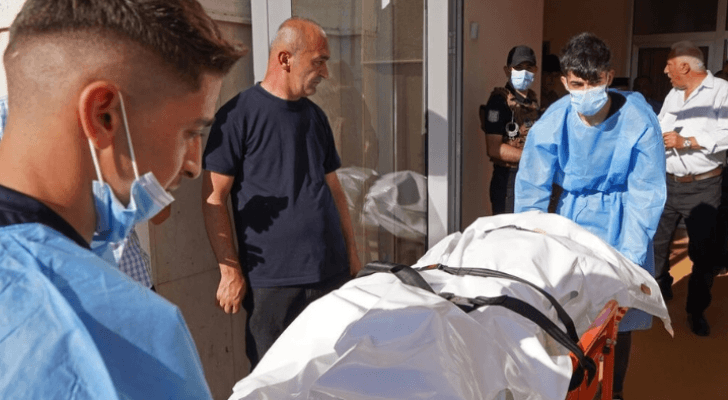 نقل جرحى من أمام مستشفى في زاخو في إقليم كردستان العراق