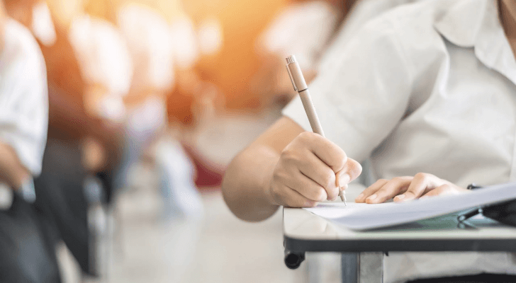 صورة تعبيرية لطالب يتقدم لإمتحان
