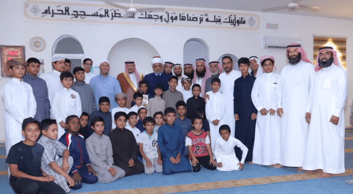 صورة جماعية لوزير الأوقاف مع الطلبة والأئمة في أحد مراكز تحفيظ القرآن الكريم الصيفية