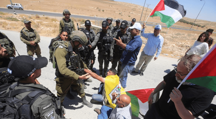 قوات الاحتلال أثناء الاعتداء على فلسطينيين