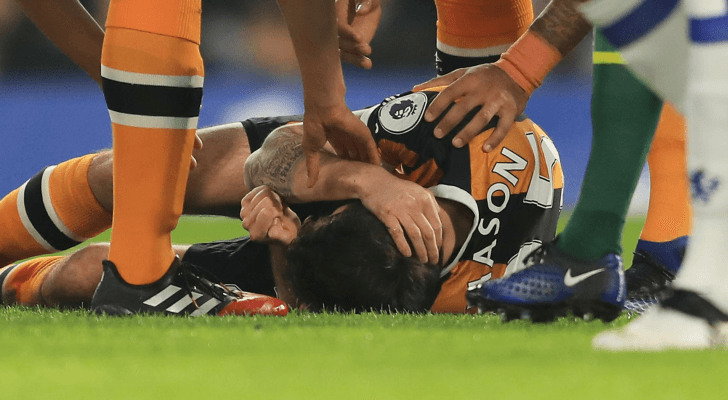 لاعب كرة قدم يعاني من أثار ضربة على الرأس