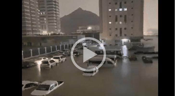 سيارة غارقة جراء السيول التي ضربت الإمارات