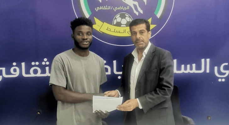 جانب من توقيع عقد المحترف الغاني ليوناردو