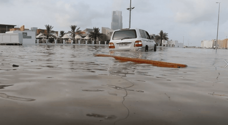 مركبة تسير وسط السيول في الإمارات