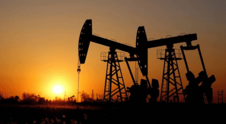 آلات عملاقة لاستخراج النفط