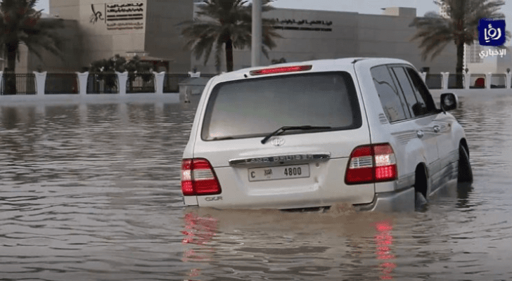 مركبة تغرق وسط السيول في الإمارات