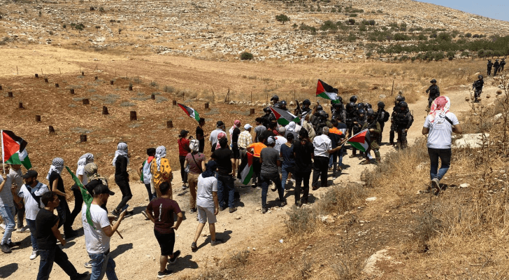 فلسطينيون يتظاهرون في بيت دجن
