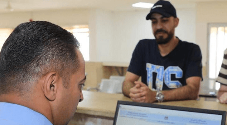 مواطن يقدم معاملة في إدارة الترخيص والمركبات