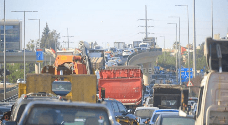 جانب من حركة السير في شوارع العاصمة عمان