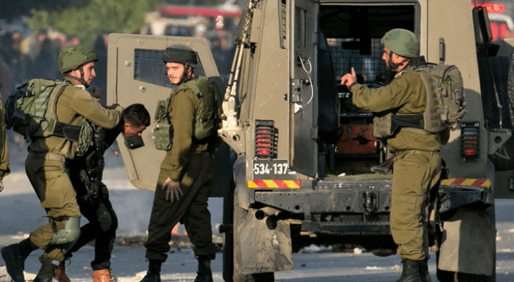 صورة أرشيفية لاعتقال قوات الاحتلال شاب فلسطيني