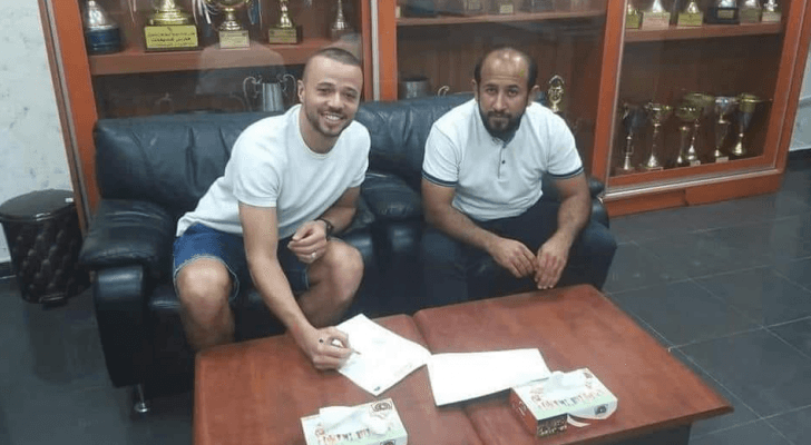 جانب من توقيع عقد صفقة المهاجم الدولي محمود زعترة