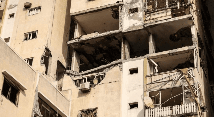 الصورة من العمارة السكنية التي تعرضت للقصف