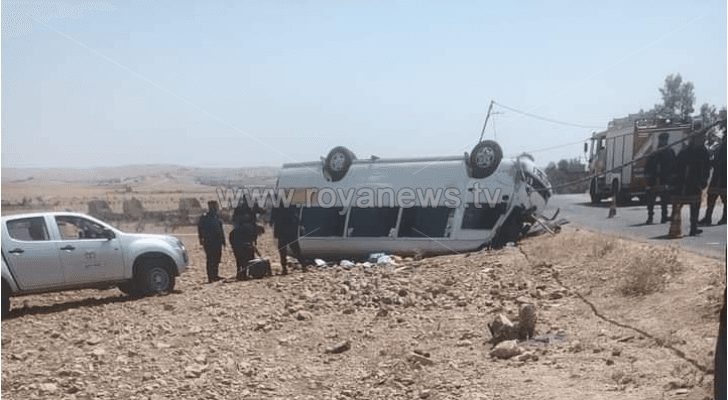 انقلاب حافلة ركاب متوسطة