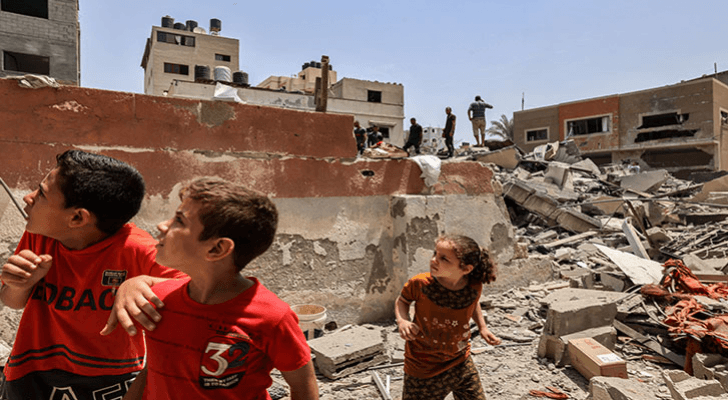أطفال بالقرب من مكان تعرض للقصف