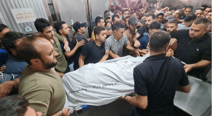 سكان في قطاع غزة يحملون شهيدا ارتقى نتيجة العدوان الإسرئيلي على غزة