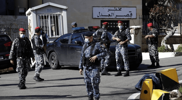 صورة أرشيفية لعناصر من الأمن اللبناني أمام مبنى قصر العدل في بيروت