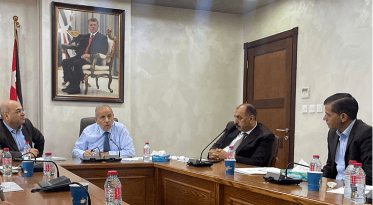 جانب من اجتماع نائب رئيس الوزراء توفيق كريشان مع مدراء وزارة الشؤون السياسية والبرلمانية