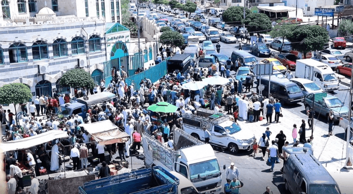 بسطات ومركبات منتشرة أمام مسجد مستشفى الأمير حمزة