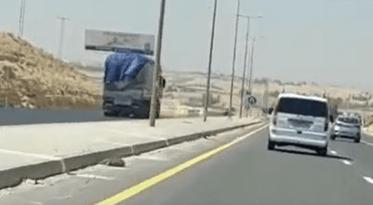 شاحنة تسير عكس اتجاه السير على الطريق الصحراوي
