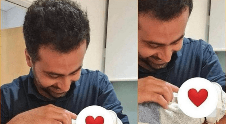 الشيف أبو جوليا يحتضن طفله خالد