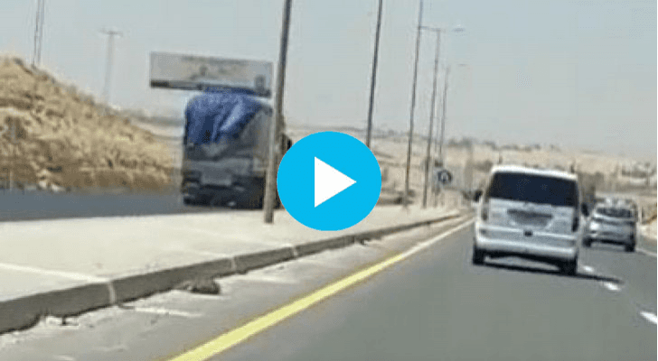 شاحنة تسير عكس اتجاه السير على الطريق الصحراوي