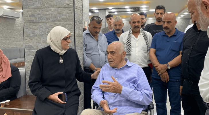 السيد منيب المصري يتحدث مع والدة الشهيد إبراهيم النابلسي