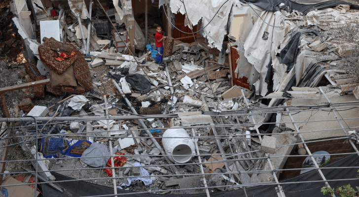 فلسطينيون يحاولون انتشال ممتلكاتهم من أنقاض منزلهم الذي دمر العدوان الإسرائيلي