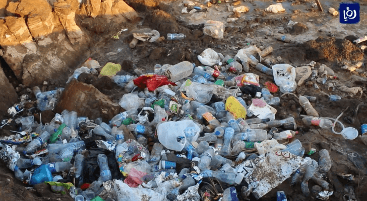 قذارات على أحد شواطئ البحر الميت