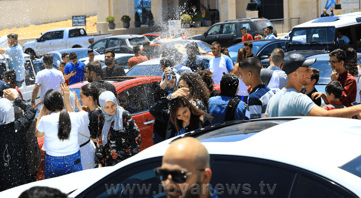 صورة أرشيفية لفرحة طلبة بنتائج التوجيهي