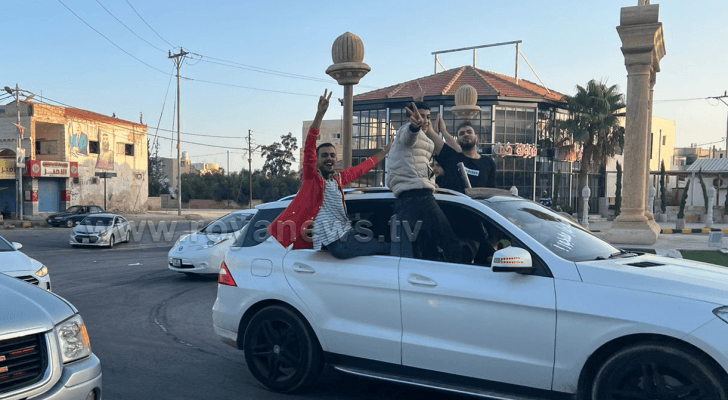 صورة من الاحتفالات بنتائج التوجيهي