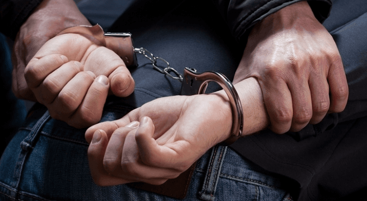 صورة تعبيرية أثناء القبض على شخص